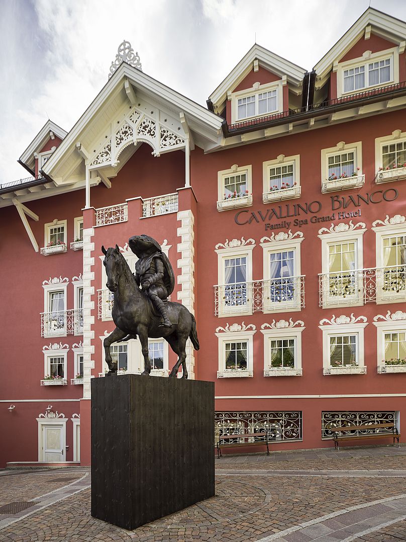 Julius von Bismarck, Beatle On A Horse, 2024. Bois de pin parasol.  444 x 125 x 233 cm.  Commandé par la Biennale Gherdëina 9. Avec le soutien de l'IFA - Institut für Auslandsbeziehungen.