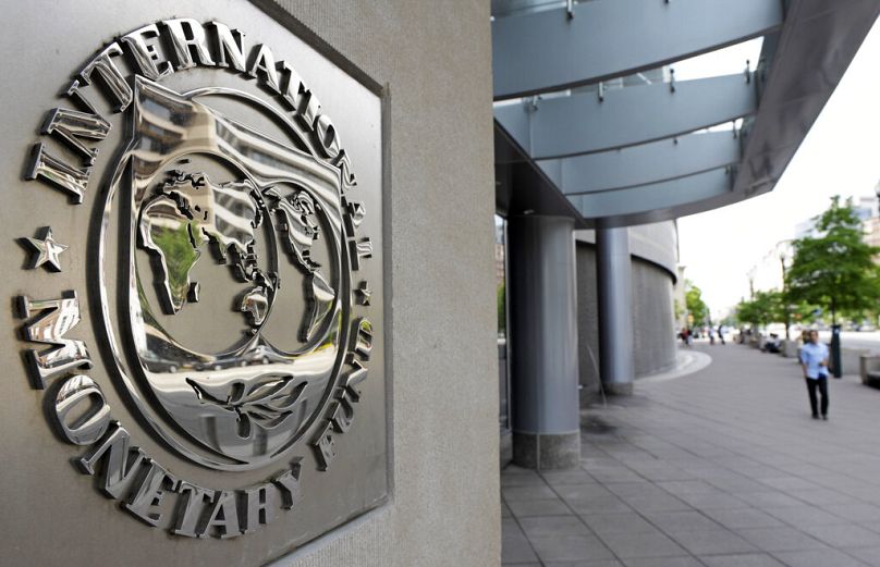 Des piétons passent devant le complexe du siège du Fonds monétaire international à Washington, mai 2010.