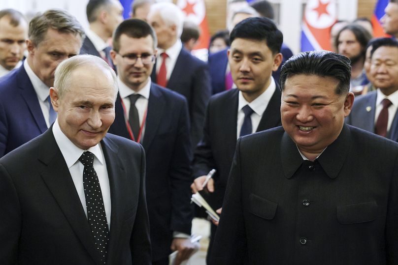 Le président russe Vladimir Poutine et le dirigeant nord-coréen Kim Jong Un sourient en marchant après les pourparlers à Pyongyang.