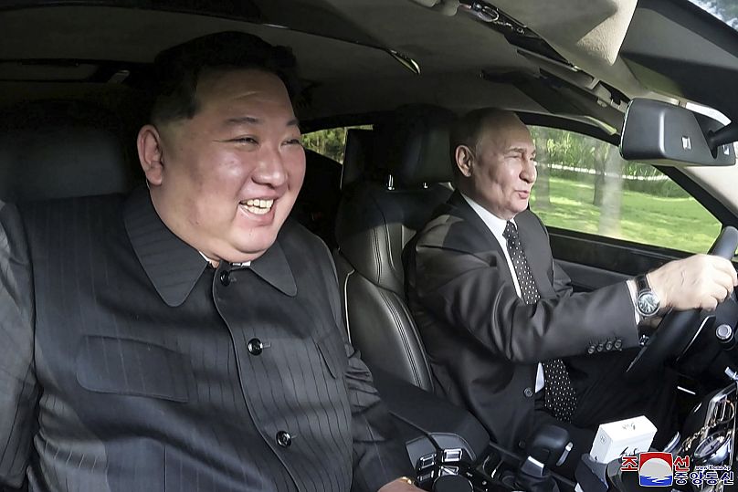 Le président Poutine prend le volant en compagnie du dirigeant nord-coréen Kim Jong Un  