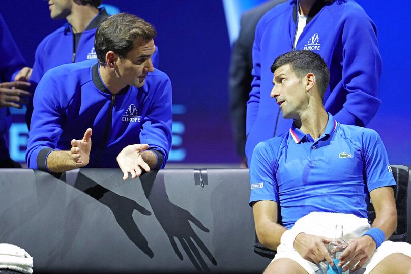 Novak Djokovic, de l'équipe Europe, à droite, écoute Roger Federer lors d'un match contre Frances Tiafoe, de l'équipe mondiale.