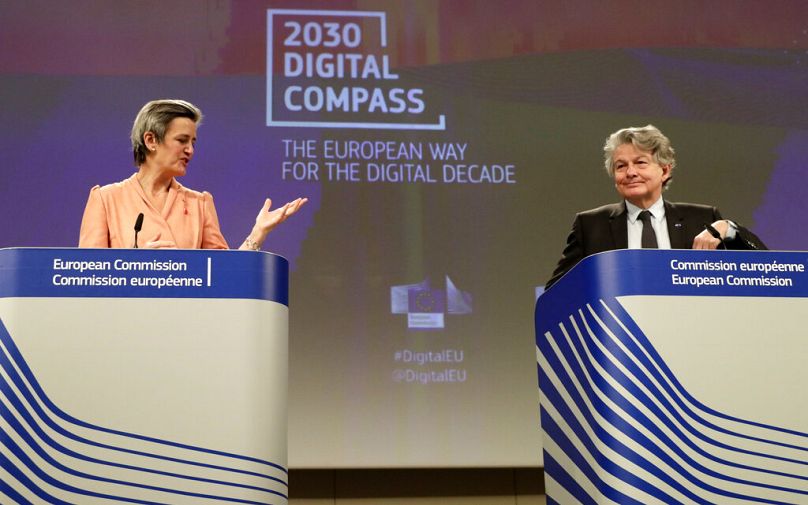 La vice-présidente exécutive européenne Margrethe Vestager et le commissaire européen chargé du marché intérieur Thierry Breton s'adressent aux médias à Bruxelles, en mars 2021.