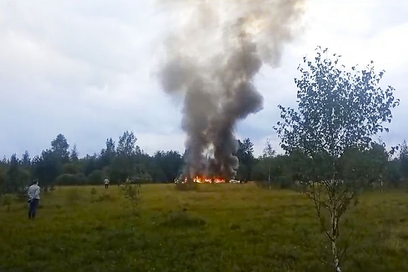 De la fumée s'échappe du crash d'un jet privé près du village de Kuzhenkino, dans la région de Tver en Russie, le 23 août 2023.