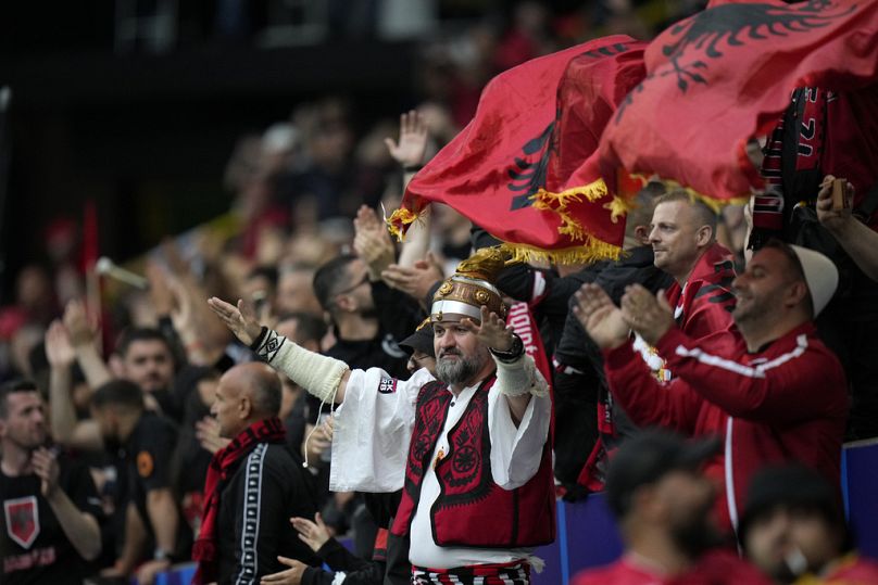 Les supporters albanais applaudissent avant le match du groupe B entre l'Italie et l'Albanie lors du tournoi de football Euro 2024 à Dortmund, en Allemagne, le samedi 15 juin 2024.