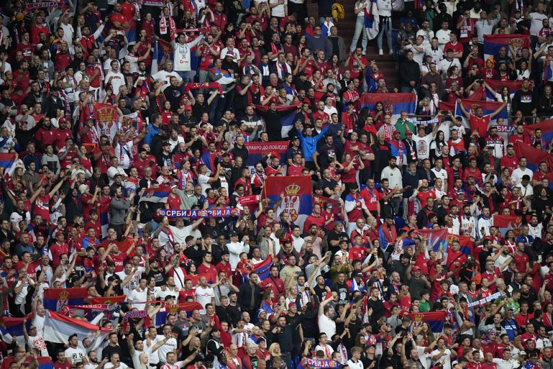 Les supporters serbes applaudissent lors d'un match du groupe C entre la Serbie et l'Angleterre lors du tournoi Euro 2024 à Gelsenkirchen, en Allemagne, le dimanche 16 juin 2024.