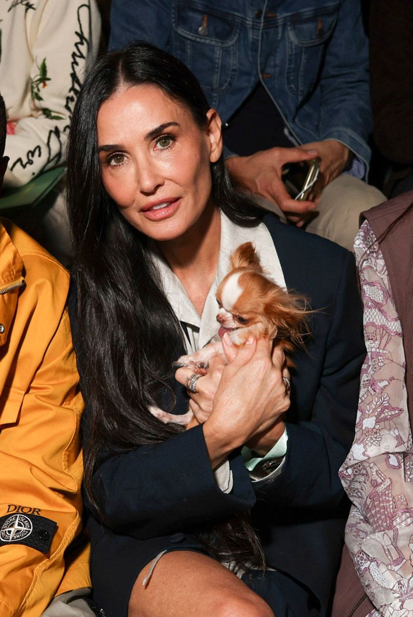 Demi Moore pose avec un chien lors de la collection Dior Printemps Été 2025 à Paris. 
