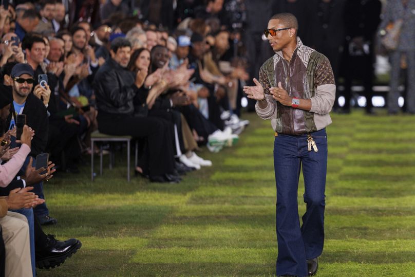 Le directeur créatif Pharrell Williams accepte les applaudissements suite à la collection Louis Vuitton Printemps Été 2025