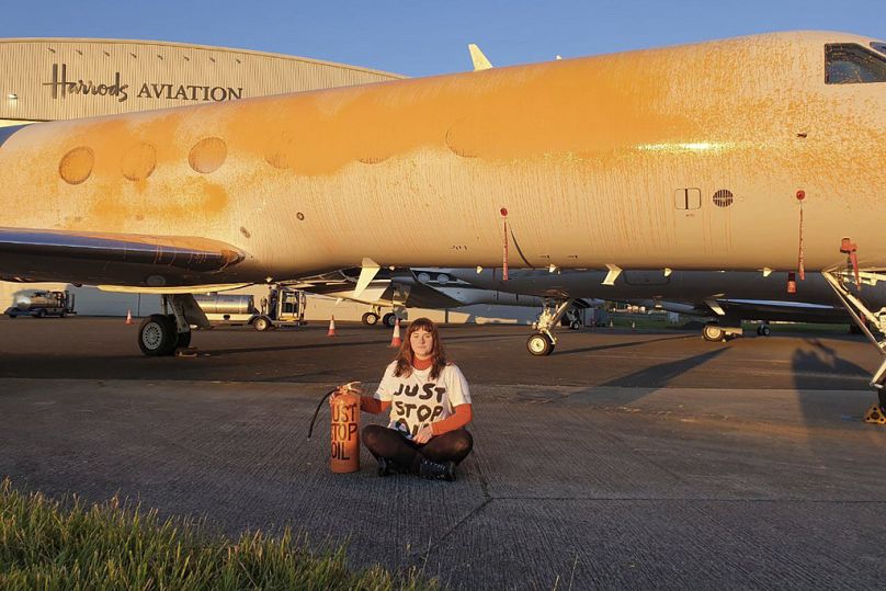 Les militants de Just Stop Oil ont utilisé des extincteurs remplis de peinture orange pour dégrader des jets privés sur un aérodrome près de Londres, en Angleterre.