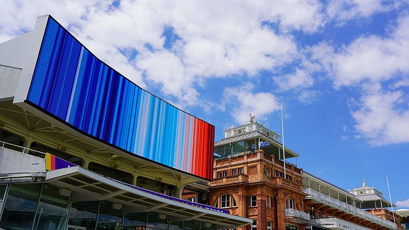 Une représentation graphique des températures moyennes mondiales au cours des 174 dernières années est projetée sur le Lord's Cricket Ground, à Londres.