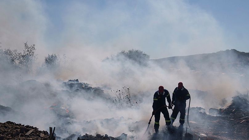 Les pompiers tentent d'éteindre un incendie en Grèce au début du mois.