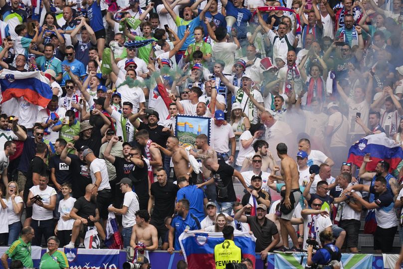 Les supporters slovènes célèbrent le premier but de leur équipe contre la Serbie lors d'un match du groupe C entre la Slovénie et la Serbie à l'Euro 2024 