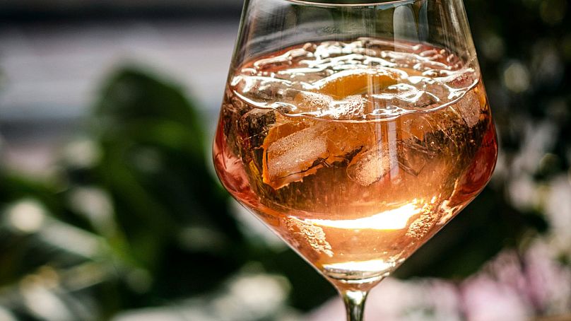 Un spritz rosé avec de la glace 