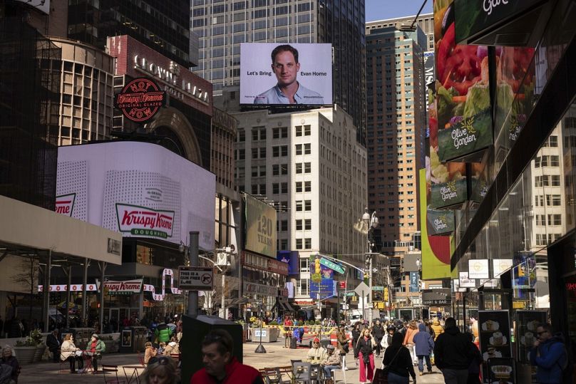 Un panneau publicitaire appelant à la libération d'Evan Gershkovich est visible à Times Square à New York.