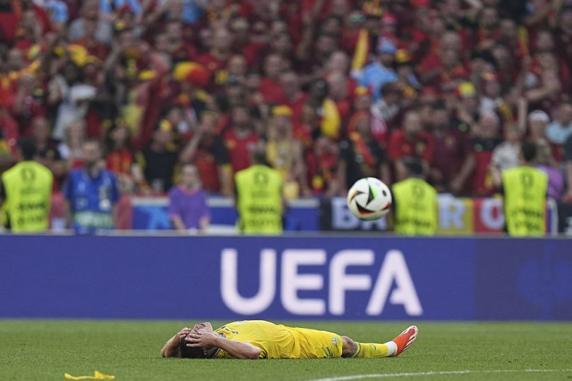 Oleksandr Tymchyk, de l'Ukraine, se trouve au sol à la fin d'un match du groupe E entre l'Ukraine et la Belgique à l'Euro 2024