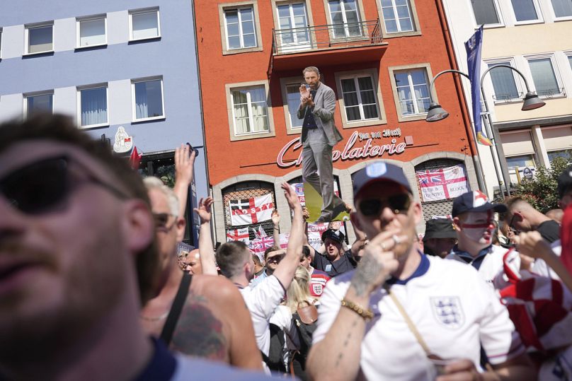 Un fan brandit une photo de l'entraîneur anglais Gareth Southgate alors que les supporters se rassemblent pour un match du groupe C entre l'Angleterre et la Slovénie à l'Euro 2024. 