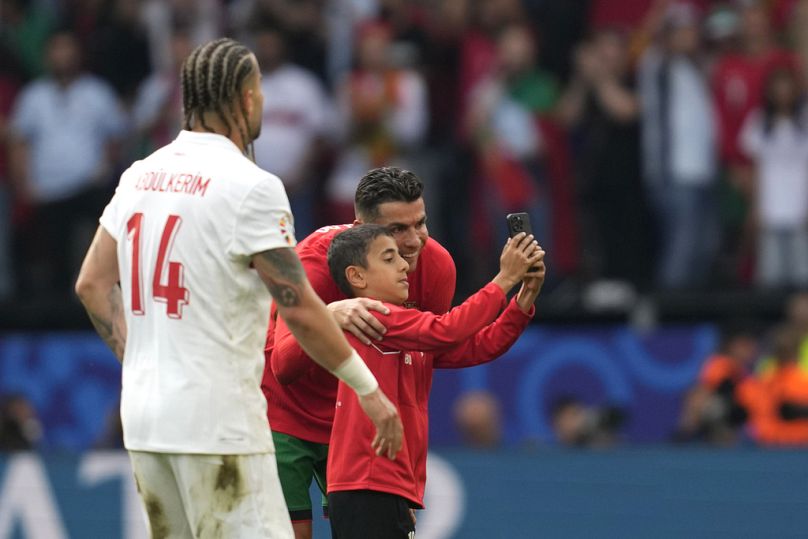 Un enfant prend d'assaut le terrain pendant le match Portugal-Turquie pour prendre un selfie avec Cristiano Ronaldo