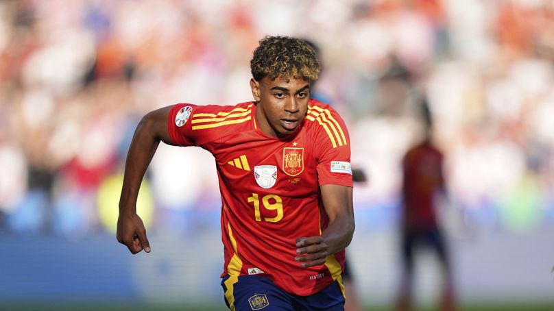 Lamine Yamal, de l'Espagne, contrôle le ballon lors d'un match du groupe B entre l'Espagne et la Croatie à l'Euro 2024 