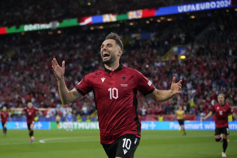 Nedim Bajrami, de l'Albanie, célèbre après avoir marquant le premier but de son équipe lors d'un match du groupe B entre l'Italie et l'Albanie à l'Euro 2024