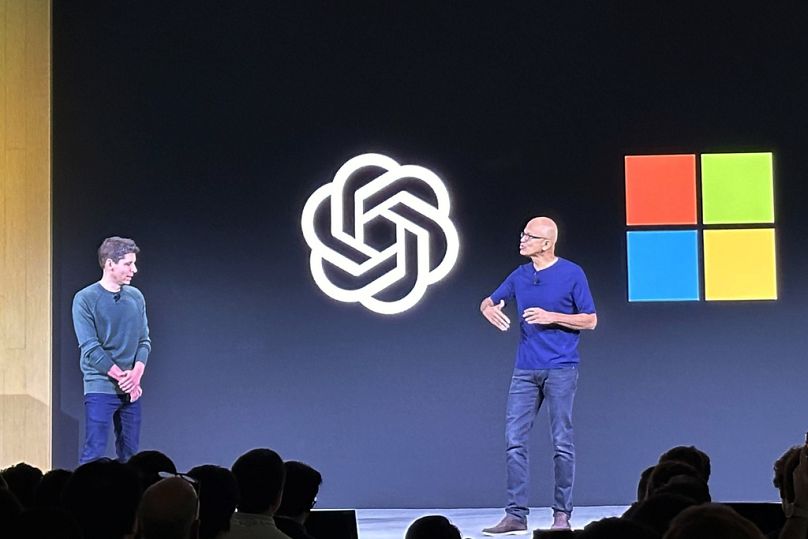 Sam Altman, à gauche, PDG d'OpenAI, apparaît sur scène avec le PDG de Microsoft, Satya Nadella, à l'OpenAI DevDay, la première conférence des développeurs d'OpenAI, en novembre 2023