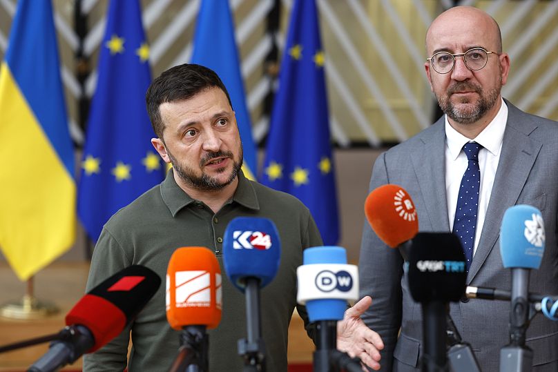Le président ukrainien Volodymyr Zelenskyy et le président du Conseil européen Charles Michel s'entretiennent avec les médias à leur arrivée au sommet de l'UE à Bruxelles.