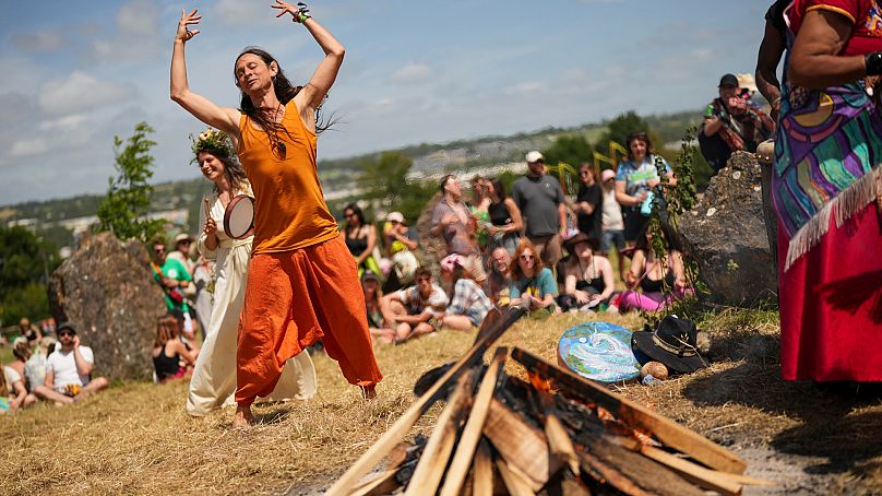 Les gens dansent au Stone Circle pendant le festival de Glastonbury