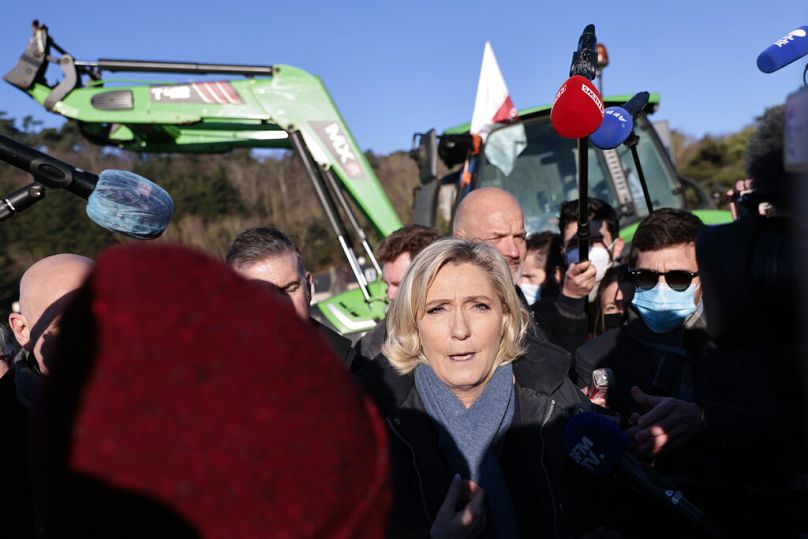 Marine Le Pen s'adresse aux médias lors d'une visite d'un projet d'éolienne offshore pour produire de l'électricité, à Erquy, dans l'ouest de la France.