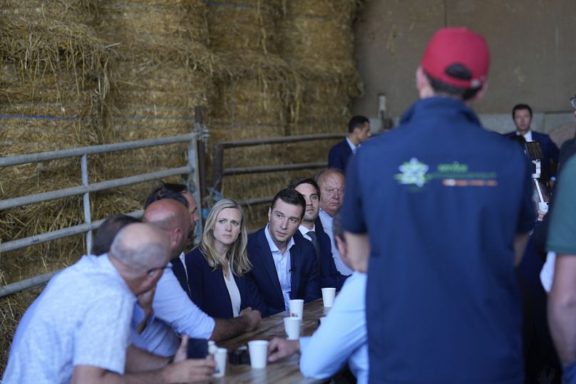 Le chef du Rassemblement national d'extrême droite, Jordan Bardella, rencontre des agriculteurs lors de sa visite dans une ferme à Chuelles, à 137 km au sud de Paris, le 14 juin 2024