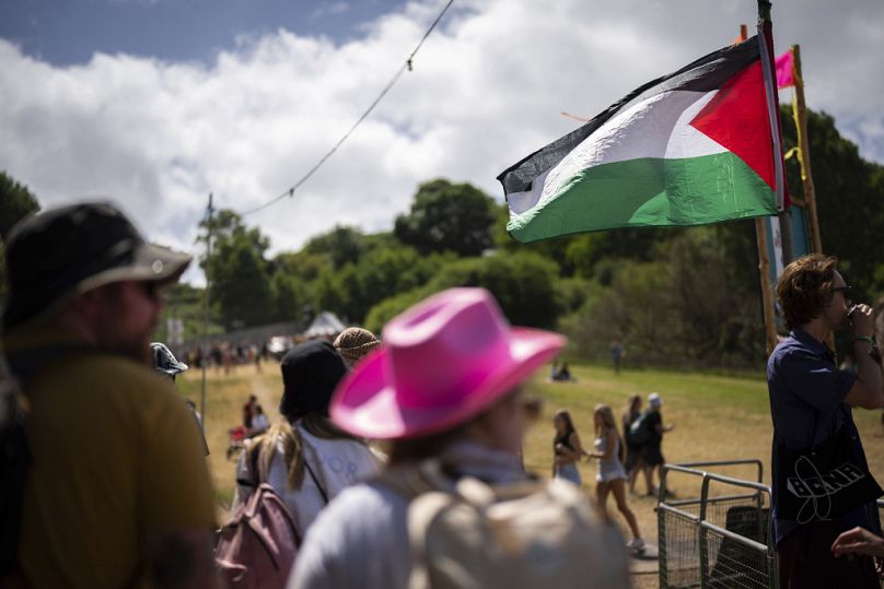Le festival de Glastonbury se promène devant un drapeau palestinien à Worthy Farm dans le Somerset, le 27 juin 2024