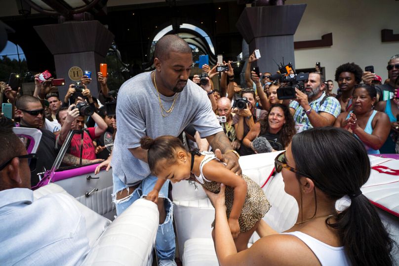 Kim Kardashian reçoit sa fille North West de Kanye West, alors qu'elles montent dans une voiture américaine classique à La Havane, Cuba, le 5 mai 2016