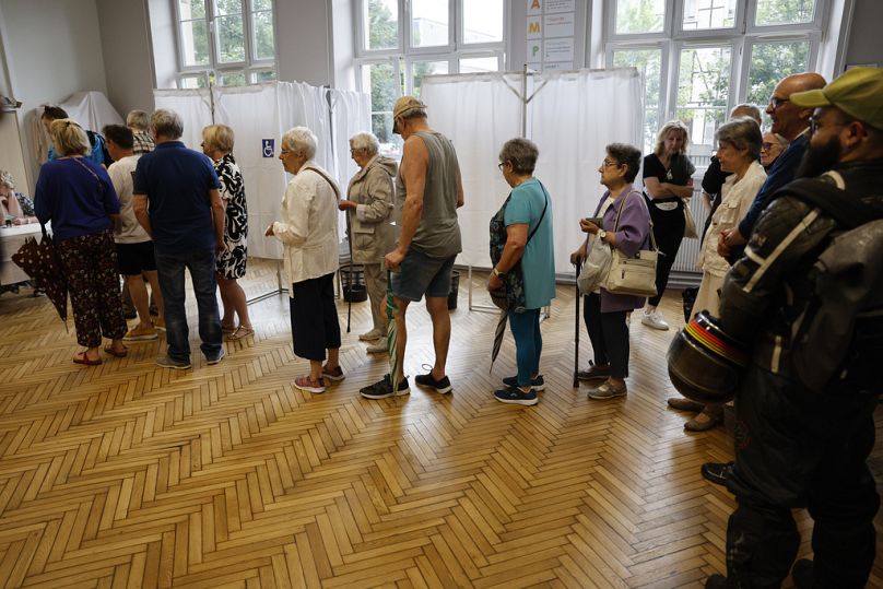 Des gens font la queue pour voter à Strasbourg, dans l'est de la France, le dimanche 30 juin 2024. 