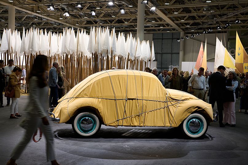 La « Volkswagen Beetle Saloon 1961 enveloppée » de Christo (1961) chez Gagosian. 