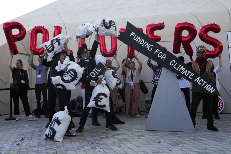 Des militants protestent contre les combustibles fossiles lors de la COP28 du Sommet des Nations Unies sur le climat à Dubaï l'année dernière. 