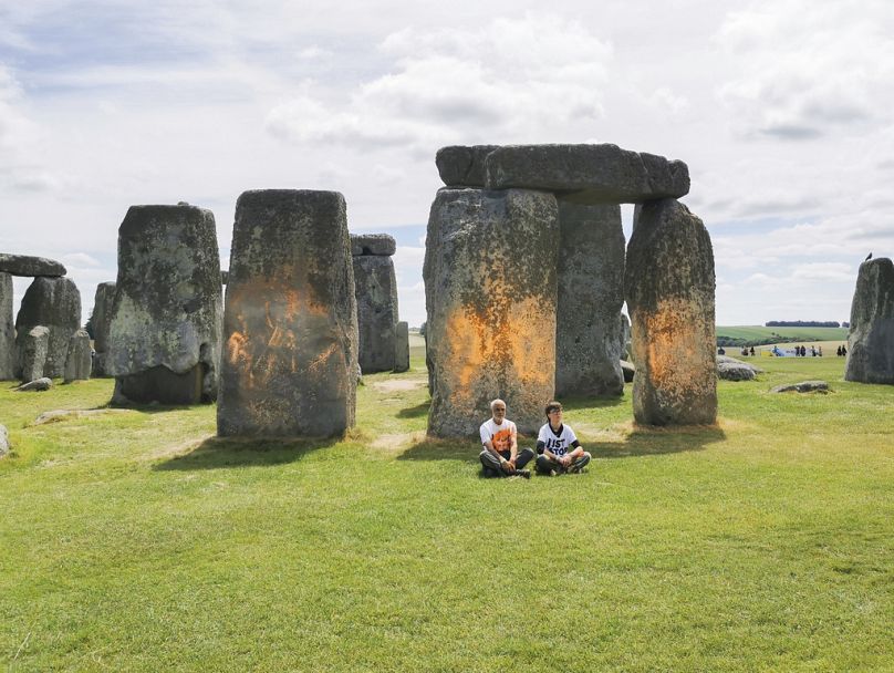 Les militants de Just Stop Oil recouvrent le site historique de Stonehenge, dans le sud-ouest de l'Angleterre, de farine de maïs de couleur orange.