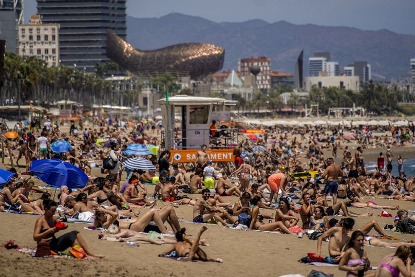 Les gens prennent le soleil sur la plage de Barcelone, en Espagne.