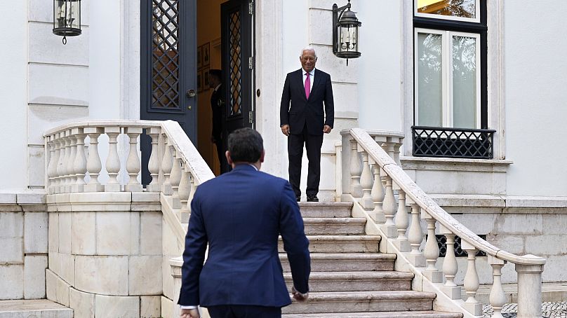 L'ancien Premier ministre portugais par intérim Antonio Costa, à l'arrière, accueille Luis Monténégro, l'actuel Premier ministre, pour une réunion au palais de Sao Bento, à Lisbonne.