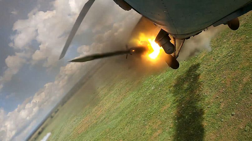 Un hélicoptère de combat russe tirant des roquettes lors d'une mission au-dessus de l'Ukraine, le 27 juin 2024