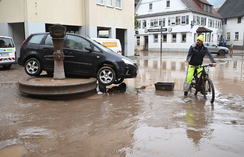 Une voiture emportée par les eaux de crue repose sur un puits, à Rudersberg, en Allemagne, le lundi 3 juin 2024. 