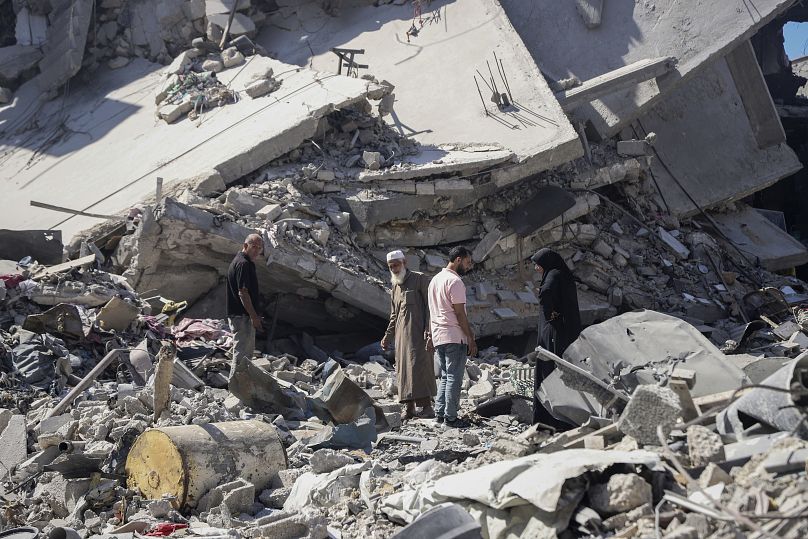 Des Palestiniens fouillent les décombres de leur maison à la suite d'une offensive aérienne et terrestre israélienne à Jabaliya, le 31 mai 2024.