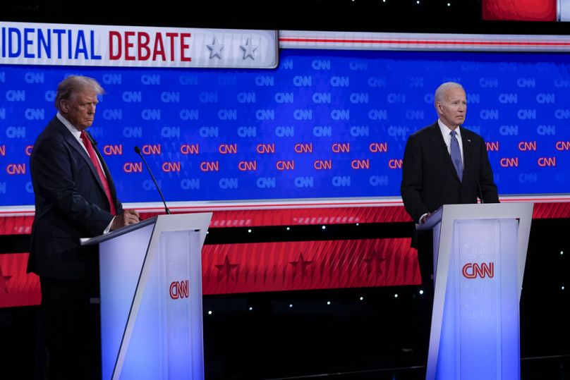 Le président Joe Biden, à droite, et l'ancien candidat républicain à la présidentielle Donald Trump se tiennent lors d'un débat présidentiel organisé par CNN, le jeudi 27 juin 2024.