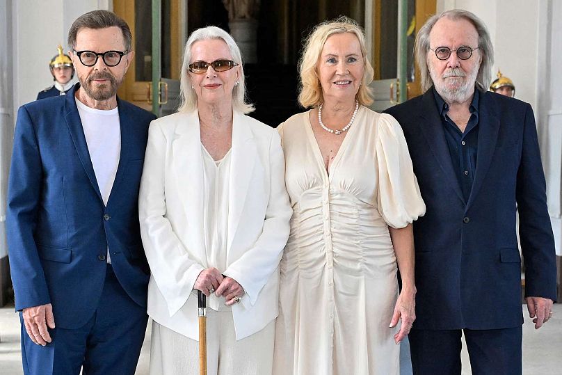 Björn Ulvaeus, Anni-Frid Lyngstad, Agnetha Fältskog et Benny Andersson - reçoivent l'Ordre royal Vasa des mains du roi Carl Gustaf de Suède et de la reine Silvia 