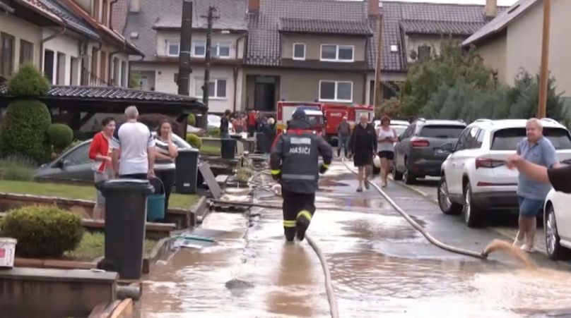 Les pompiers pompent l'excès d'eau dans un village slovaque.