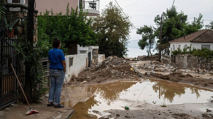 Une femme regarde devant sa maison les rues inondées de la ville d'Agria, près de la ville de Volos, en Grèce, le 28 septembre 2023.