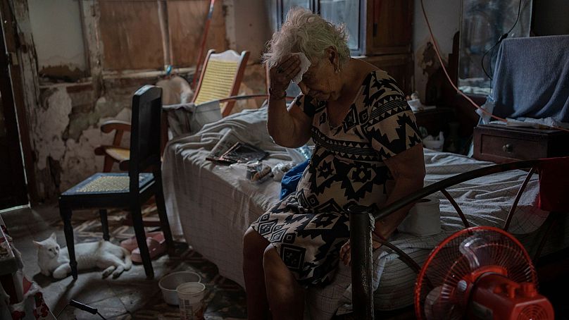 Margarita Salazar, 82 ans, essuie la sueur avec un mouchoir chez elle, dans une chaleur intense à Veracruz, au Mexique, le 16 juin 2024.