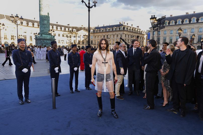 Jared Leto pose pour les photographes à son arrivée à l'événement Vogue World le 23 juin 2024 à Paris.