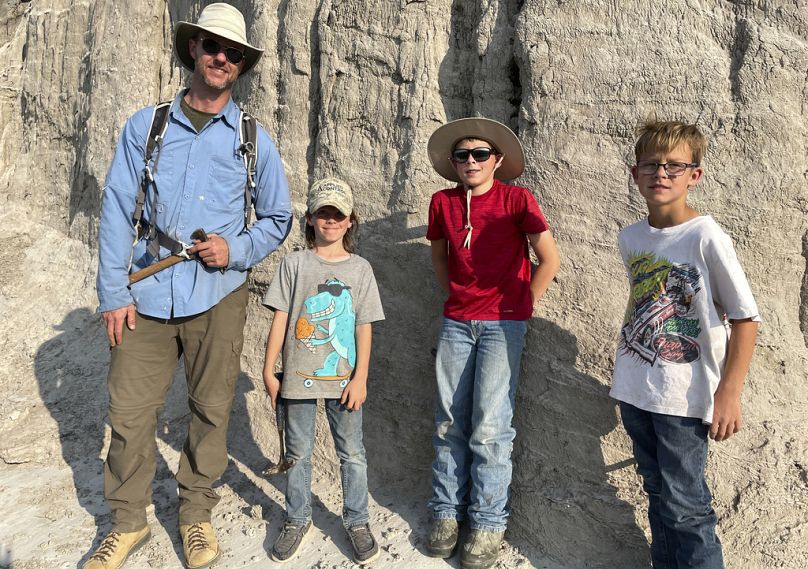 Le paléontologue Tyler Lyson pose avec les jeunes chercheurs de fossiles Liam Fisher, Jessin Fisher et Kaiden Madsen le jour où ils ont découvert un jeune T. rex 
