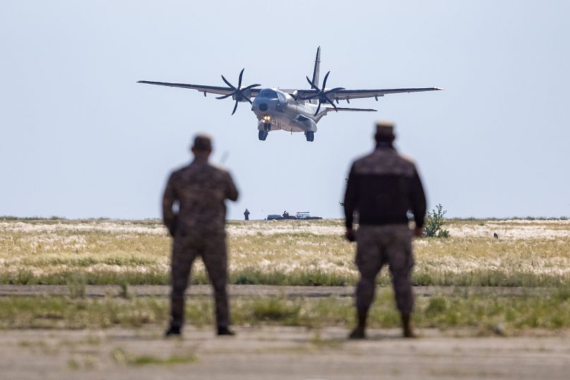 Les chevaux arrivent par avion au Kazakhstan. 