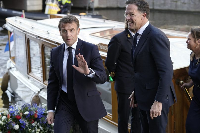 Le président français Emmanuel Macron, à gauche, puis le Premier ministre néerlandais Mark Rutte arrivent à Amsterdam, Pays-Bas, 202