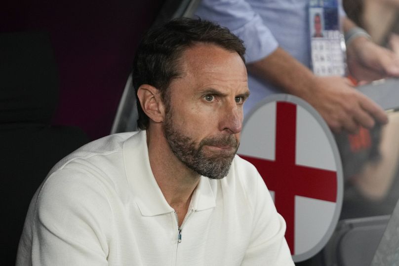 Gareth Southgate, le manager de l'Angleterre, est assis sur le banc avant un match du groupe C entre le Danemark et l'Angleterre lors du tournoi de football Euro 2024 à Francfort, en Allemagne,