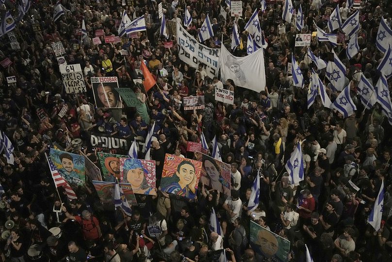 Des manifestants protestent contre le gouvernement du Premier ministre israélien Benjamin Netanyahu et appellent à la libération des otages détenus à Gaza, le 1er juin 2024.