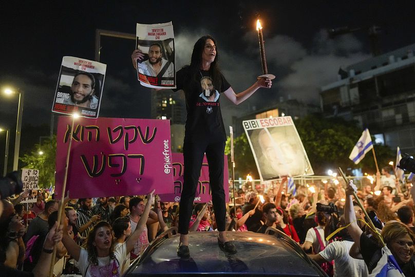 Manifestation à Tel Aviv contre le gouvernement du Premier ministre israélien Benjamin Netanyahu et appel à la libération des otages détenus dans la bande de Gaza par le Hamas, le 29 juin 2024